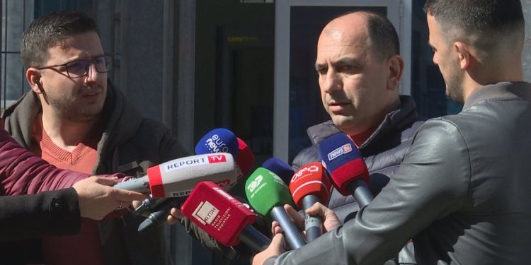 Kryetari i Bashkisë Libohovë paraqitet në SPAK për të dhënë shpjegime, hetimet për shpërdorim detyre nisën 3 vite më parë kur punonte në Policinë e Shtetit (VIDEO)