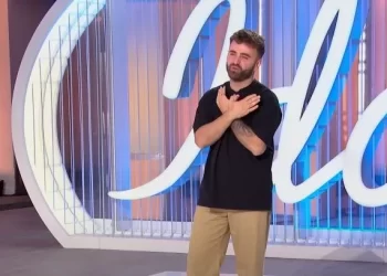 Shqiptari përlot jurinë e “American Idol”: Nuk e takoj dot nënën e sëmurë! I mahnit me këngën “Oj Kosovë, oj nëna ime”