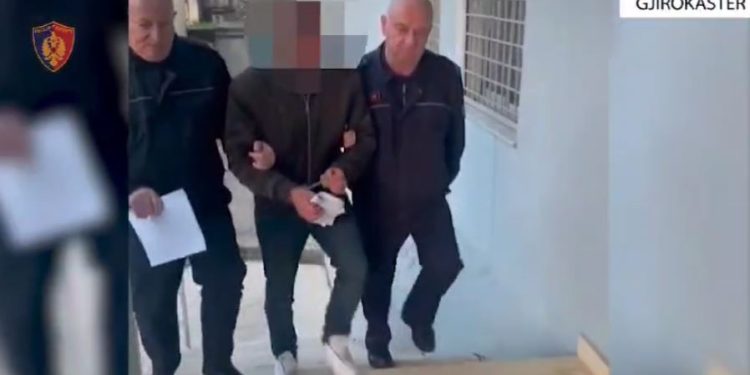 Vodhi një lokal dhe një çantë, kapet me “presh në duar” hajduti në Gjirokastër