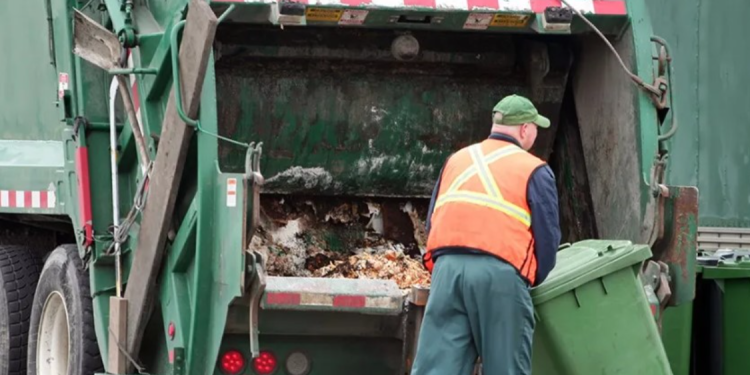 Çmenduri në Sarandë, rrihet shoferi i makinës që mblidhte plehrat