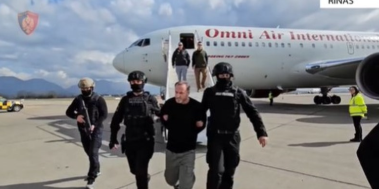U deklarua i vdekur në 2013, ekstradohet në Shqipëri 54 vjeçari me tre emra (VIDEO)