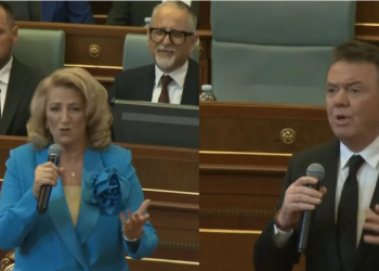 Emocionuese/ Shkurte Fejza e Ilir Shaqiri këndojnë në Kuvendin e Kosovës në nder të Adem Jasharit (VIDEO)