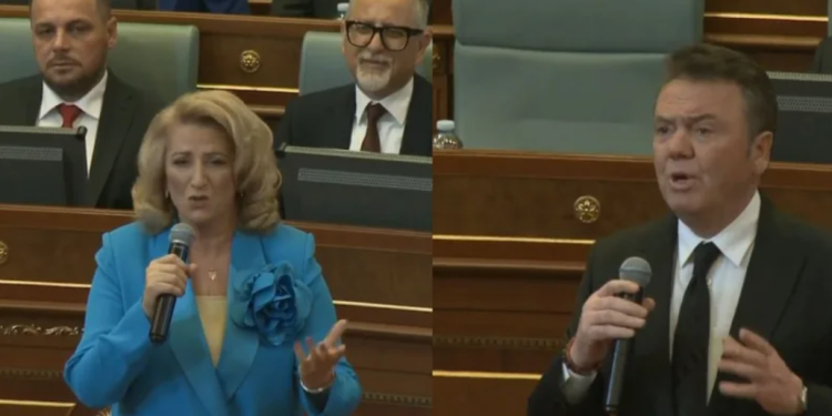 Emocionuese/ Shkurte Fejza e Ilir Shaqiri këndojnë në Kuvendin e Kosovës në nder të Adem Jasharit (VIDEO)