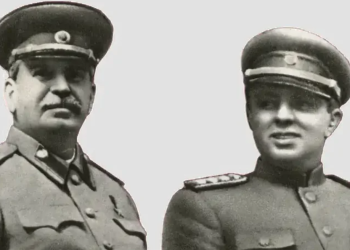 Takimi i Enver Hoxhës me Stalinin dhe mahnitja se ai ngrihej në këmbë vetë të merrte gjellën