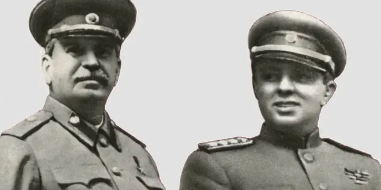 Takimi i Enver Hoxhës me Stalinin dhe mahnitja se ai ngrihej në këmbë vetë të merrte gjellën