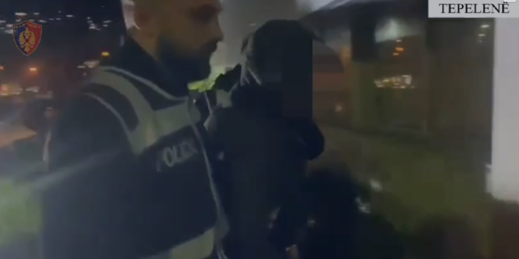 Kapen me kanabis, një i arrestuar në Tepelenë, një tjetër procedohet në gjendje të lire (VIDEO)