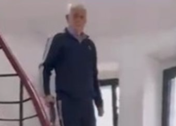 Sherri në familjen mbretërore, babai i Elia Zaharisë shfaqet me statujë druri në dorë