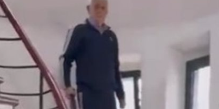 Sherri në familjen mbretërore, babai i Elia Zaharisë shfaqet me statujë druri në dorë