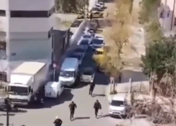 Skena si nëpër filma në Athinë/ Shqiptari godet motorin e policisë, ata qëllojnë me pistoletë nëpër gomat e makinës (VIDEO)