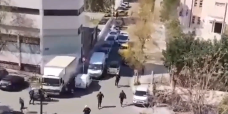 Skena si nëpër filma në Athinë/ Shqiptari godet motorin e policisë, ata qëllojnë me pistoletë nëpër gomat e makinës (VIDEO)