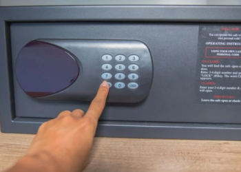 Skema/ Si e vodhën shqiptarët kasafortën me 150 mijë euro në një shtëpi në Greqi