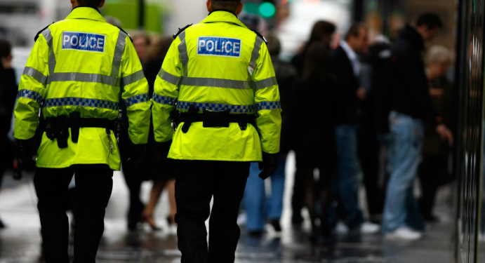 Tentoi të arratisej me sendet e vjedhura, arrestohet në aeroportin anglez “skifteri” shqiptar