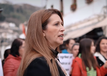 “Po na prekët njërën, ngrihemi të tëra”, një këngë kundër dhunës ndaj grave në Gjirokastër (VIDEO)