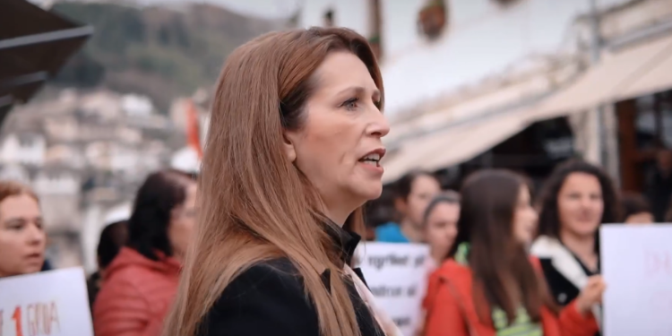 “Po na prekët njërën, ngrihemi të tëra”, një këngë kundër dhunës ndaj grave në Gjirokastër (VIDEO)