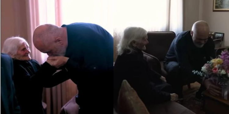 Gruaja 100 vjeç bëhet anëtare e PS, Rama i dorëzon kartën (VIDEO)