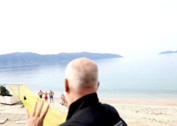 “O gjigand hajde provoje, se je djalë i ri!”, Ramën e ftojnë të lahet në det (VIDEO)