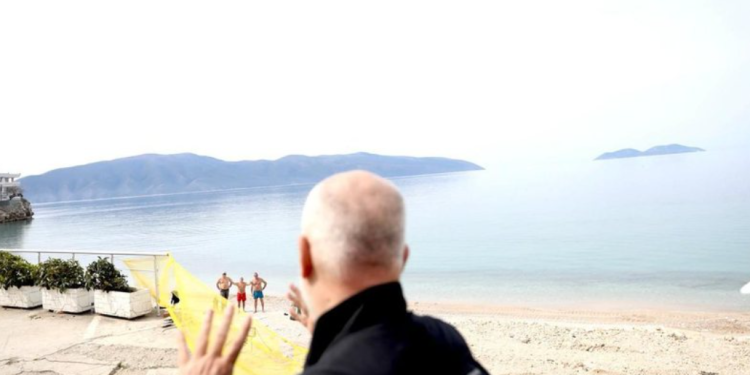 “O gjigand hajde provoje, se je djalë i ri!”, Ramën e ftojnë të lahet në det (VIDEO)