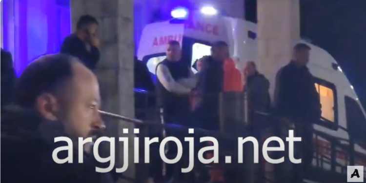 Ambulanca e forca policie, momenti kur mbërrijnë të aksidentuarit në spitalin e Gjirokastrës (VIDEO)