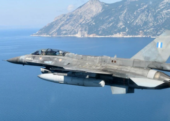 Rrëzohet avioni i ushtrisë greke, piloti gjendet në mes detit