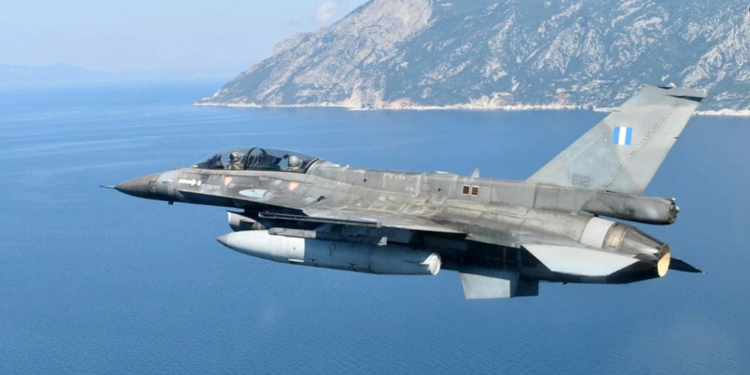 Rrëzohet avioni i ushtrisë greke, piloti gjendet në mes detit