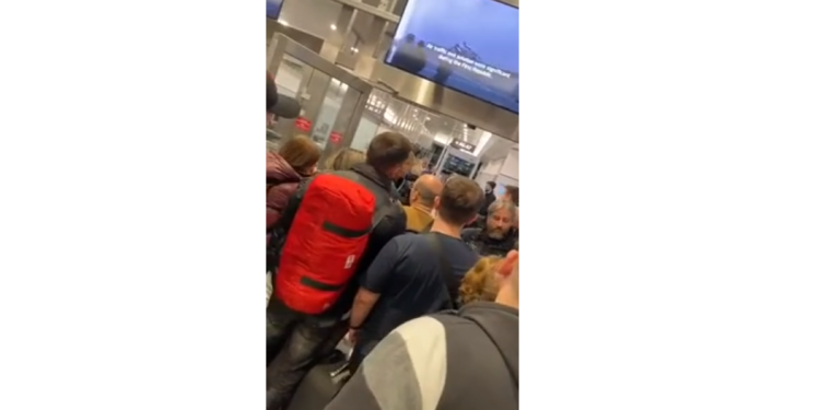 Skandal me WizzAir, rreth 200 shqiptarë ngelen në aeroportin e Pragës (VIDEO)