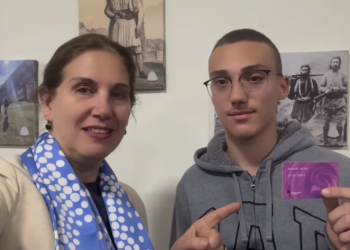 Studenti merr kartën e PS, Kumbaro i drejtohet Dinos e Tërmetit: Tepelenën dhe partinë e keni në duar të sigurta (VIDEO)