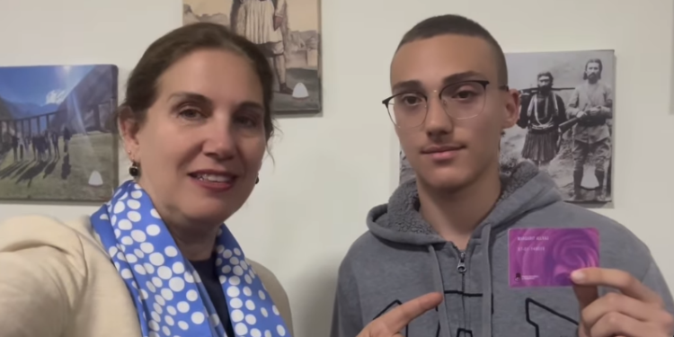 Studenti merr kartën e PS, Kumbaro i drejtohet Dinos e Tërmetit: Tepelenën dhe partinë e keni në duar të sigurta (VIDEO)