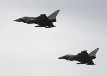 Helikopterët Black Hawk dhe dronët Bayraktar “pushtojnë” Kuçovën (FOTO)