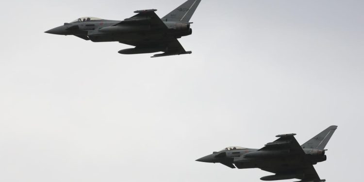 Helikopterët Black Hawk dhe dronët Bayraktar “pushtojnë” Kuçovën (FOTO)