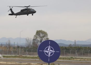 Helikopterët Black Hawk dhe dronët Bayraktar “pushtojnë” Kuçovën (FOTO)