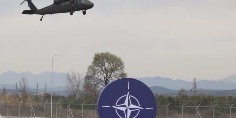 Helikopterët Black Hawk dhe dronët Bayraktar “pushtojnë” Kuçovën (FOTO)