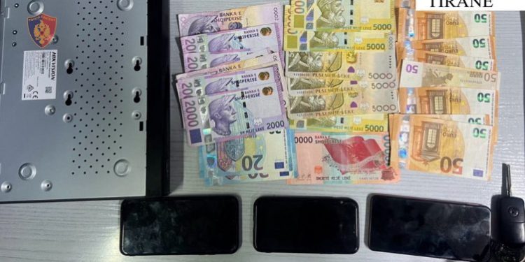 Skraparliut i shkon keq aventura “hot” në Tiranë, arrestohet në qendër masazhesh bashkë me vajzat