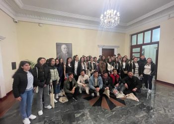 Kumbaro pret në Kuvend nxënësit e gjimnazit të Përmetit (FOTO)