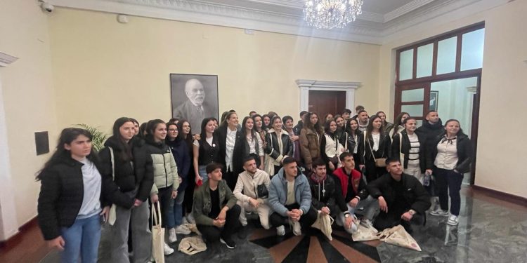 Kumbaro pret në Kuvend nxënësit e gjimnazit të Përmetit (FOTO)