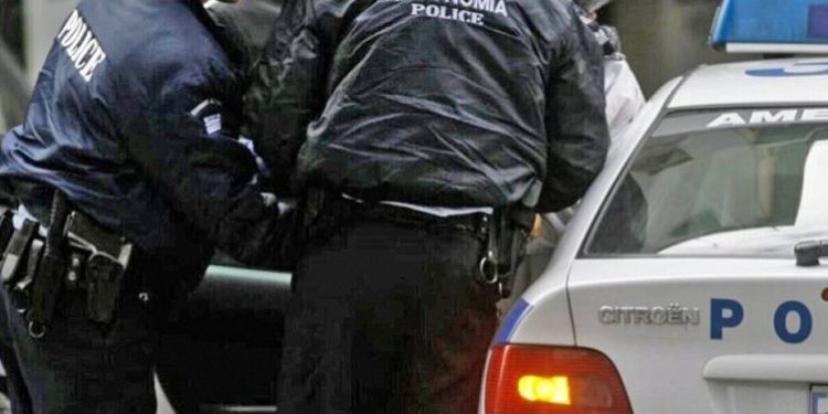 E pazakontë/ Dy policë grekë bashkë me shqiptarin shpërndanin drogë me makinën e policisë