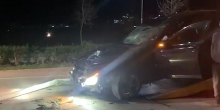 Makina me targa të huaja përplaset me shtyllën, plagoset një person