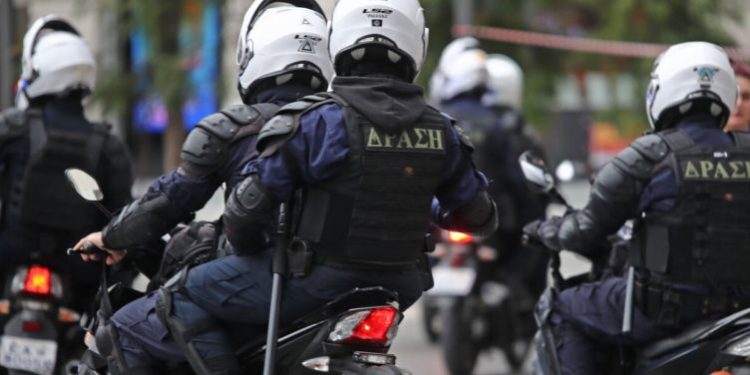 15 persona sulmojnë disa të rinj në Greqi, 4 të plagosur