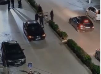 Automjeti përplas biçikletën, një i lënduar