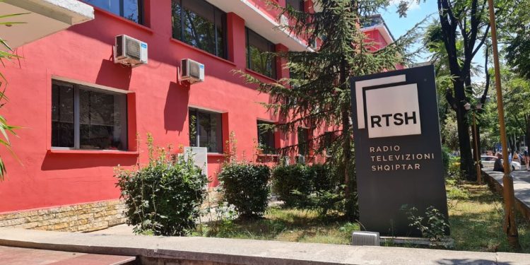 Gallatë e madhe në RTSH/ Regjisori pushohet nga puna pasi reklamoi emisionin e tij