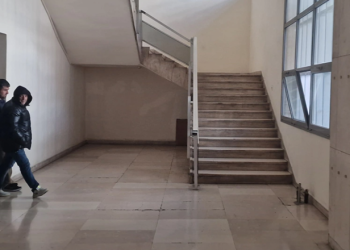 Shqiptarit në Selanik i “ikën mendja”, godet me thikë kuzhinierin sepse nuk i pëlqeu mishi