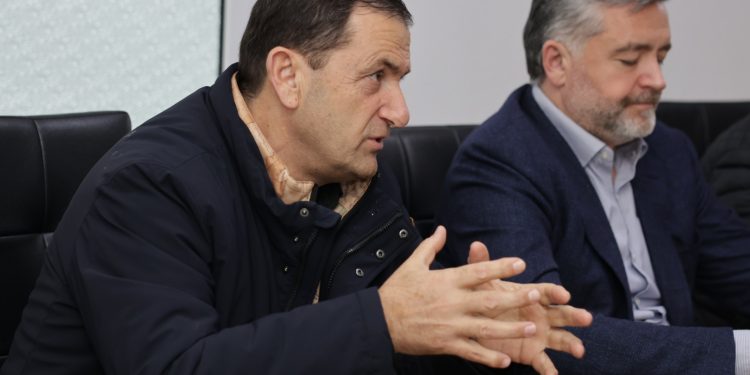 Vangjel Tavo “nis fushatën” në Himarë, merr pjesë në takimet e strukturave të PS (FOTO)