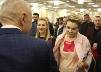 Monika Kryemadhi: Detyra e një anëtari partie nuk është të vijë me “Piaggio” dhe të largohet me “Range Rover”