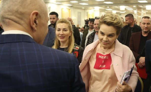 Monika Kryemadhi: Detyra e një anëtari partie nuk është të vijë me “Piaggio” dhe të largohet me “Range Rover”