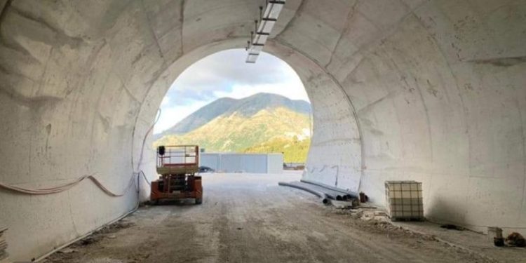 Brenda qershorit hapet kalimi nga tuneli i Llogarasë, drejt përfundimit rruga që e lidh me Orikum-Dukat