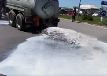 Qumështi mbulon autostradën, fermerët protesotjnë duke derdhur prodhimin: Fabrikat kanë bërë marrëveshje të fshehtë, shteti nuk na mbron