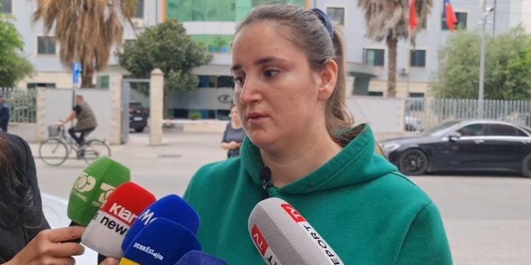 Gjyshërit “rrëmbejnë” nipin, ia fshehin nënës dhe policisë