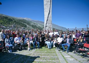 Kumbaro jep trëndafila dhe karta të PS në Gjirokastër e Libohovë: Mirë se erdhët dhe plot punë të mira na presin (VIDEO)
