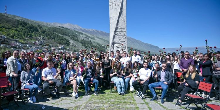 Kumbaro jep trëndafila dhe karta të PS në Gjirokastër e Libohovë: Mirë se erdhët dhe plot punë të mira na presin (VIDEO)