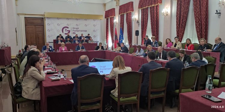 Çuçi mbledh grupin e PS, zbardhen diskutimet