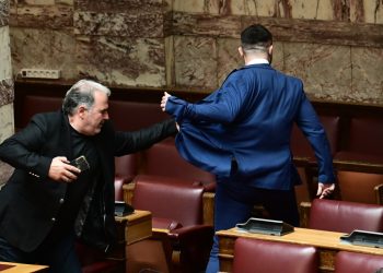 “Do të të q* nënën do të të çoj në burg me byzylykë”, sherr me grushta mes deputetëve në parlamentin grek (FOTO)